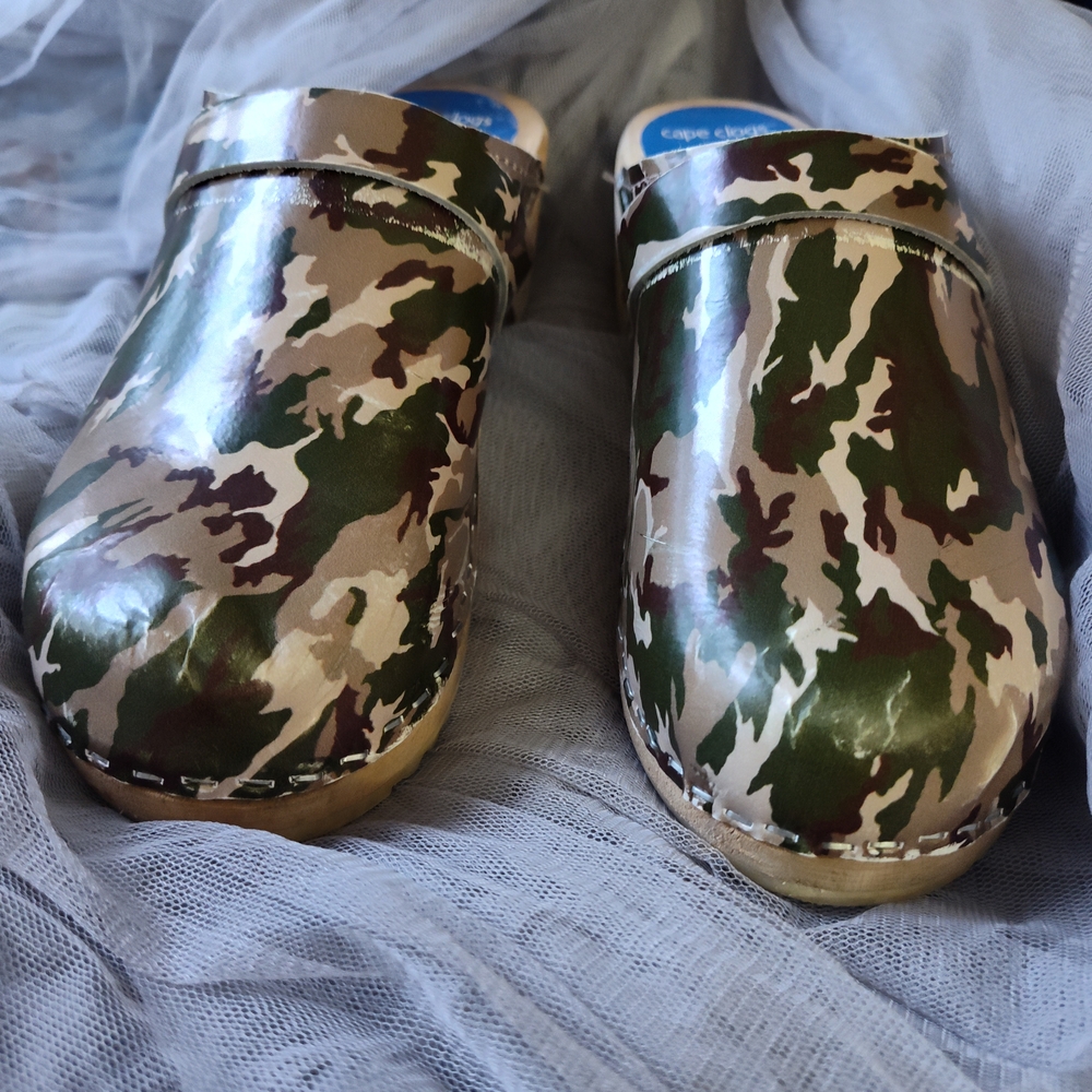 Cape Clogs Women's Tan Mules